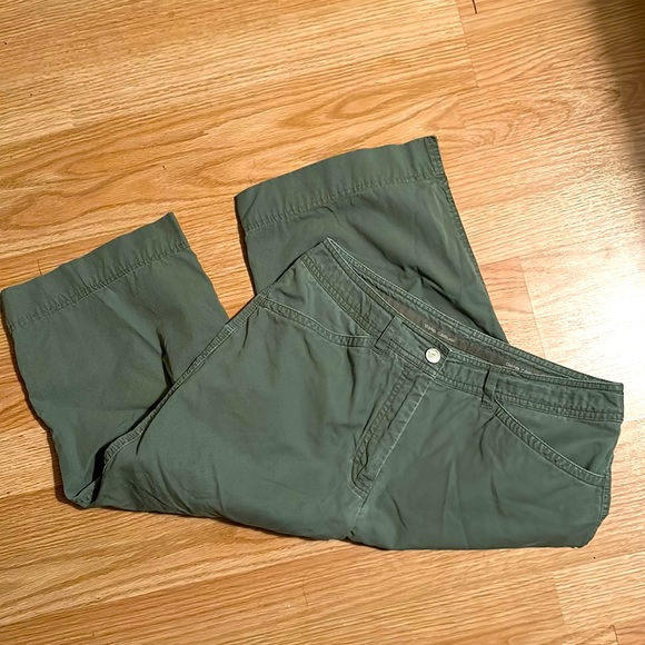 Dalia Casual Capris 💚 - Picture 1 of 4